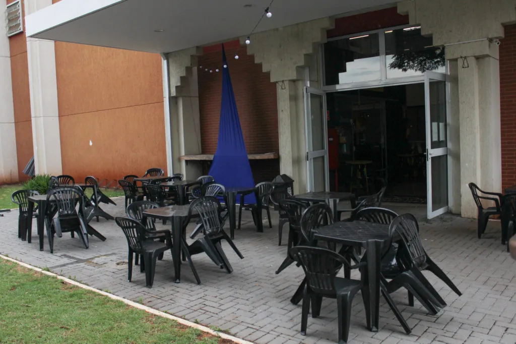 Área externa com mesas do Growlers Club Londrina
