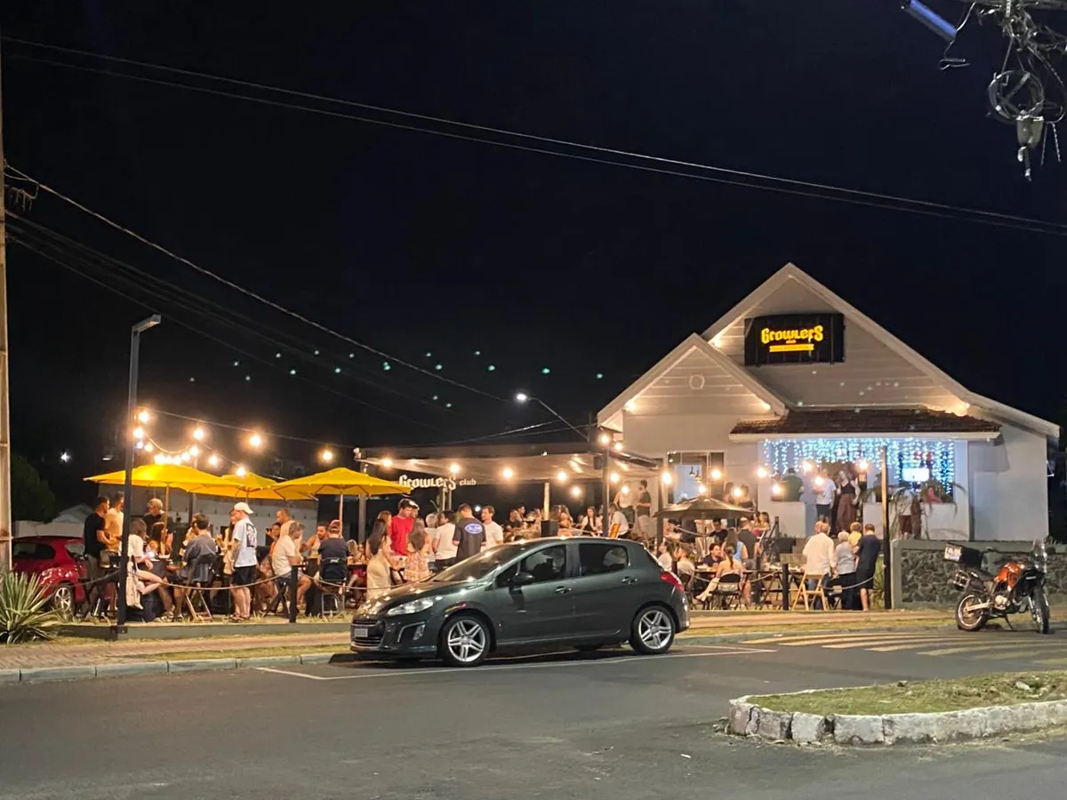 Fachada do Growlers Club Porto União à noite